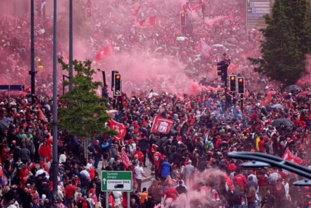 呐喊助威的, 突破, 悠久的足球