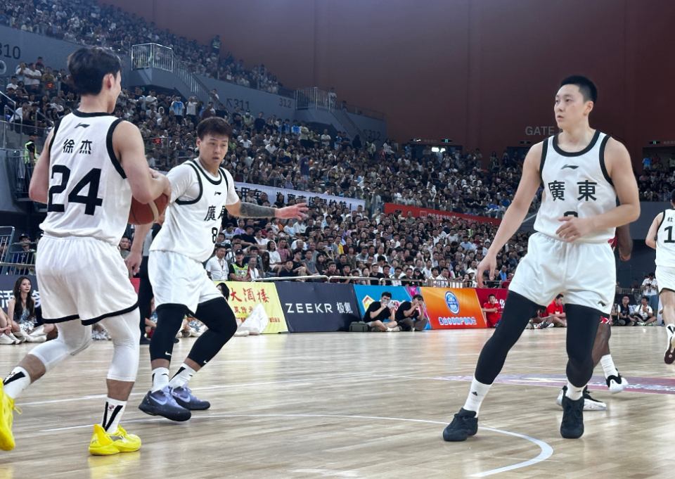 而三人的球 而三人的球